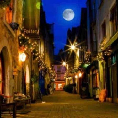 Апартаменты Latin Quarter Luxury Голуэй Экстерьер фото